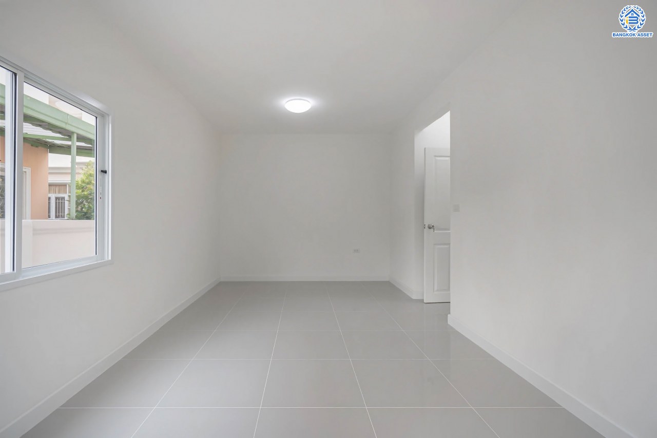 บ้านมือสองตกแต่งใหม่ สุดคุ้ม! โครงการ ภัสสร8 บางใหญ่ ดีไซน์สวย เนื้อที่ 50.7 ตร.ว. ฟังก์ชัน 4 ห้องนอน 3 ห้องน้ำ จอดรถได้ 2 คัน แต่งครบพร้อมอยู่ บนทำเลศักยภาพ โครงการติดถนนใหญ่ เข้า-ออกสะดวก ใกล้เซ็นทรัลเวสต์เกต รถไฟฟ้า "สถานีตลาดบางใหญ่" และจุดขึ้นทางด่วน "ศรีรัช"